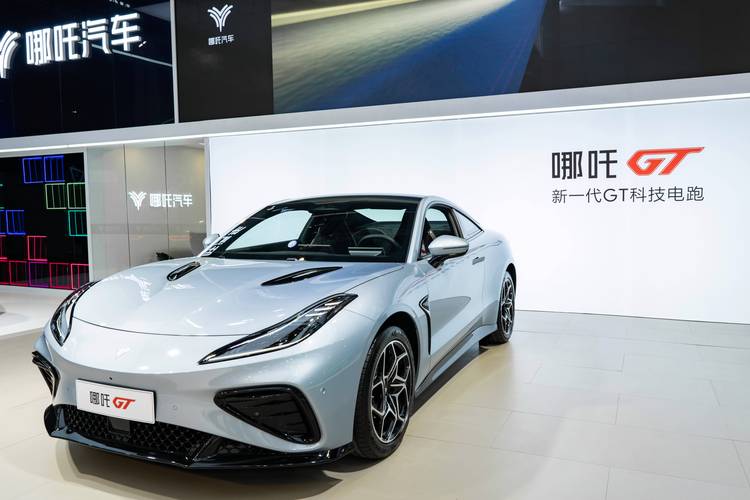 惠州119哪吒汽车在智能汽车领域的表现，领途汽车在新能源汽车市场中的影响力